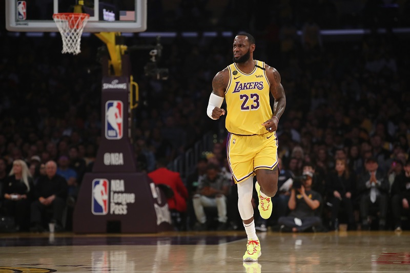 ليبرون جيمس نجم فريق لوس أنجلس ليكرز