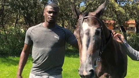 نيانغ يخرق الحجر الصحي ويذهب لمشاهدة خيله