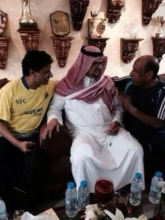 الحكم السعودي السابق إبراهيم النفيسة مع رئيس النصر السابق فيصل بن تركي (Twitter)