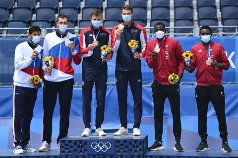 تتويج ابطال الطائرة الشاطئية