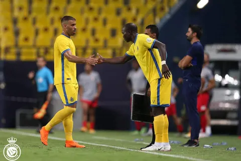 عبدالرزاق حمدالله مهاجم النصر (على اليسار) وزميله فينسنت أبو بكر (على اليمين) (Twitter/ Alnassr)