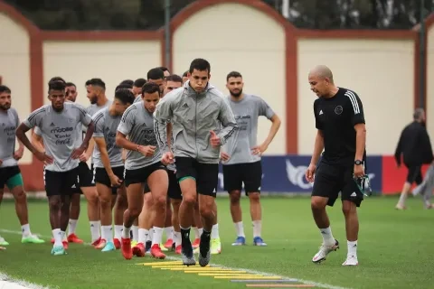 عيسى ماندي في تدريبات الجزائر