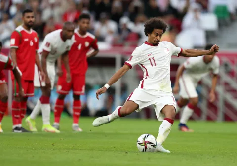 أكرم عفيف يسدد ركلة الجزاء في مرمى عمان