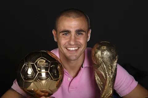 الإيطالي فابيو كانافارو مع الكرة الذهبية وكأس العالم 2006