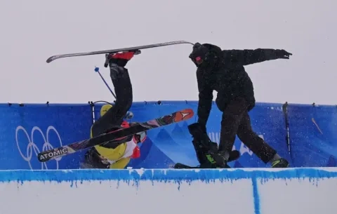 متزلج يصطدم بكاميرا ويسقطها في أولمبياد بيكين الشتوي