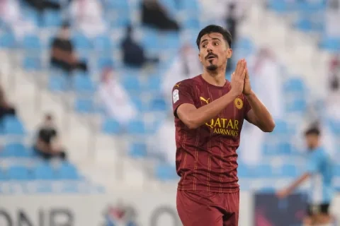 الجزائري بغداد بونجاح مهاجم السد القطري (Getty)