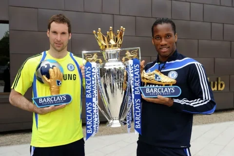 بيتر تشيك وديديه دروغبا لاعبي تشيلسي الإنجليزي السابقين