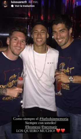 لويس سواريز  يتوسط صديقيه نيمار داسيلفا وليونيل ميسي