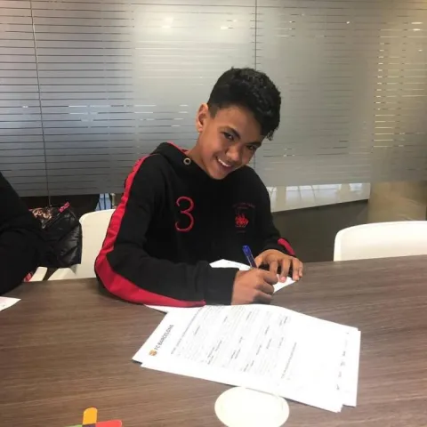 المغربي آدم أزنو عند توقيعه مع برشلونة عام 2019 (Instagram)