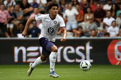 المغربي زكريا أبو خلال لاعب تولوز الفرنسي (Getty) winwin ون ون