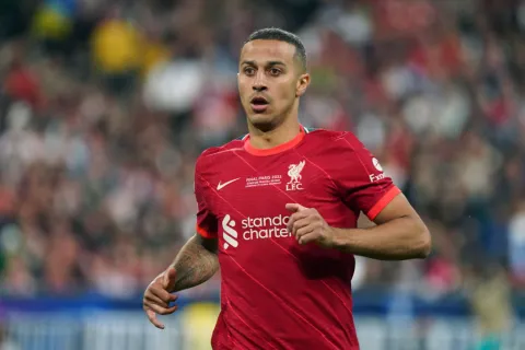 الإسباني تياغو ألكانتارا لاعب وسط ليفربول (Getty) ون ون winwin 