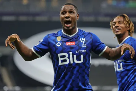  أوديون إيغالو لاعب الهلال السعودي يحتفل بهدفه في مرمى الزمالك