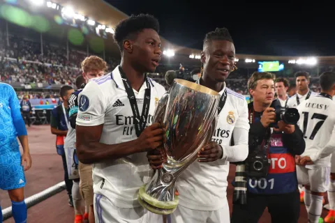 ثنائي ريال مدريد الإسباني والمنتخب الفرنسي من اليمين إدواردو كامافينغا وأوريلين تشواميني winwin ون ون