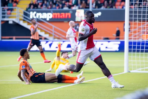 بريان بروبي مهاجم أياكس أمستردام الهولندي من مباراة فوليندام بالجولة 9 من الدوري المحلي 2022-2023 (Getty)