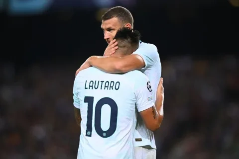 ثنائي إنتر ميلان الإيطالي إدين دزيكو ولاوتارو مارتينيز من مباراة برشلونة