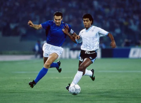 أرشيفية - من لقاء إيطاليا وأوروغواي في مونديال 1990 (Getty)