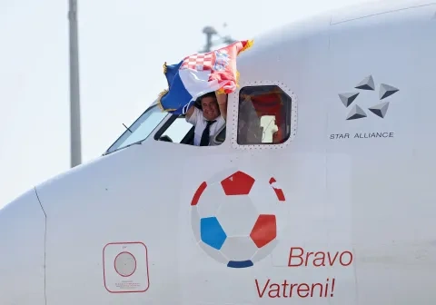 قائد الطائرة يلوح بعلم كرواتيا بعد الهبوط إلى مطار حمد الدولي غيتي ون ون win win Getty