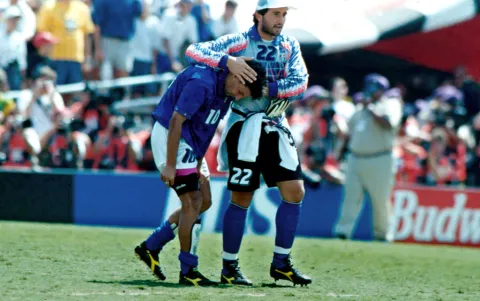 أرشيفية - روبرتو باجيو يبكي بعد اهدار ركلة ترجيحية أمام البرازيل (Getty)