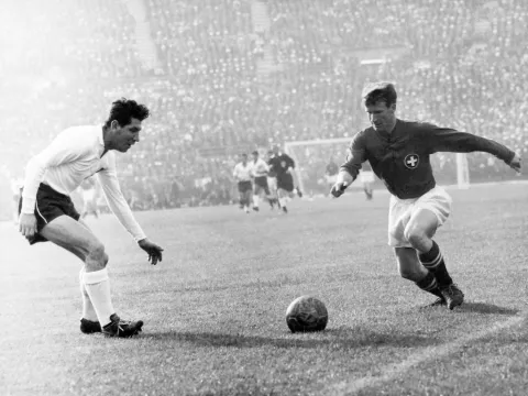 أرشيفية - من لقاء تشيلي وسويسرا في مونديال 1962 (Getty)