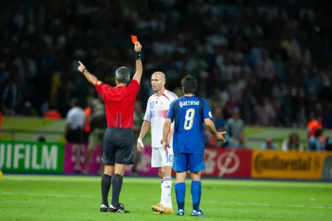 طرد زين الدين زيدان في نهائي كأس العالم 2006 بين فرنسا وإيطاليا (Getty)