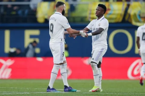 احتفال كري بنزيما بهدفه رفقة زميله فينيسيوس جونيور