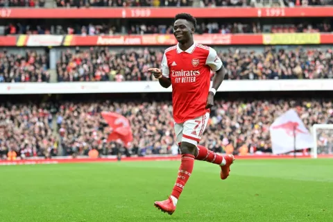 بوكاسو ساكا يحصد جائزة لاعب الشهر في الدوري الإنجليزي