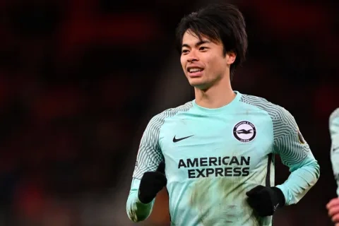 الياباني كاورو ميتوما لاعب نادي برايتون الإنجليزي (Getty) 