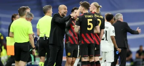 بيب غوارديولا يوجه تعليمات لجون ستونز مدافع مانشستر سيتي خلال مباراة الذهاب أمام ريال مدريد في نصف نهائي دوري أبطال أوروبا ون ون winwin غيتي Getty  - Pep Guardiola gives instructions to Manchester City defender John Stones during the first leg match against Real Madrid in the Champions League semi-final