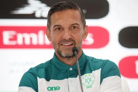 الألماني الألماني جوزيف زينباور المدير الفني لنادي الرجاء البيضاوي المغربي في المؤتمر الصحفي قبل المباراة النصر السعودي ون ون winwin /RajaClubAthleticOfficiel