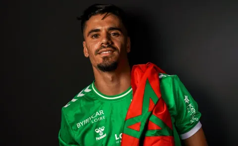 الظهير الأيسر محمود بنتايك بنادي الرجاء الرياضي المغربي ينضم إلى سانت إيتيان الفرنسي ون ون winwin twitter/ASSEofficiel