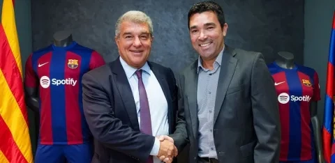 البرتغالي أندرسون ديكو المدير الرياضي لنادي برشلونة بصحبة الرئيس خوان لابورتا (X/FCBarcelona) ون ون winwin