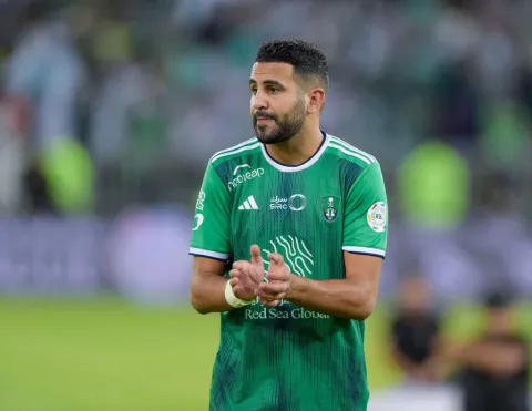 الجزائري رياض محرز لاعب الأهلي السعودي (X: alahli) ون ون winwin