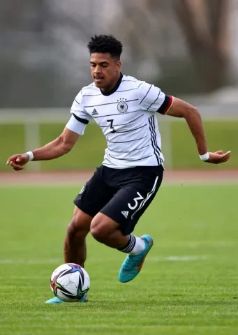 المُغيرة كعبار نجم بوروسيا دورتموند ومنتخب ألمانيا تحت 17 عاماً (winwin) وين وين winwin