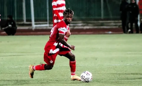 النيجيري فيبو حكيم لاعب نادي بلدية المحلة والمرشح للانتقال للنادي الأهلي&nbsp;(facebook/BaladiyaSC)