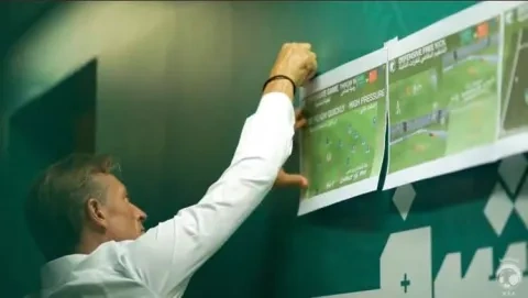 هيرفي رونار مدرب السعودية السابق يُعلق صور الكرات الثابتة في غرفة خلع الملابس