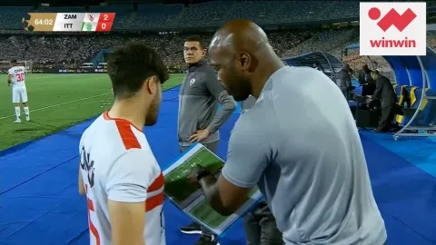 مدرب الزمالك المساعد يعطي تعليماته للبدلاء