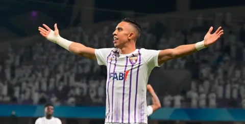 المغربي سفيان رحيمي يحتفل بأحد أهدافه الثلاثة في مباراة العين والهلال (X/alainfcae)