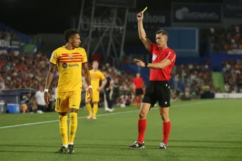 الحكم سوتو غرادو من مباراة خيتافي وبرشلونة - الجولة الأولى 2023-2024 من الليغا (Getty)