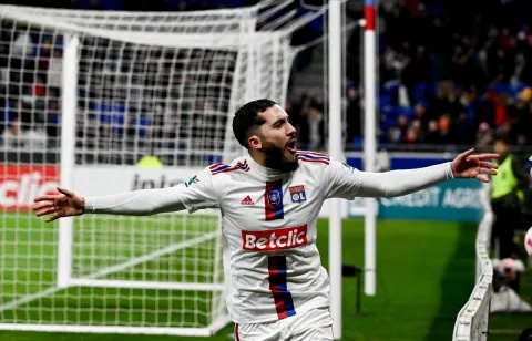 ريان شرقي لاعب أولمبيك ليون الفرنسي (X: caughtoffside)