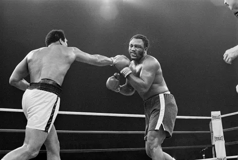 من النزال الشهري بين محمد علي وجو فريزر عام 1975 (Getty) ون ون winwin
