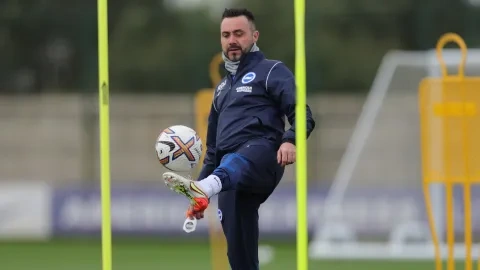 المدرب الإيطالي روبرتو دي زيربي (BHA)