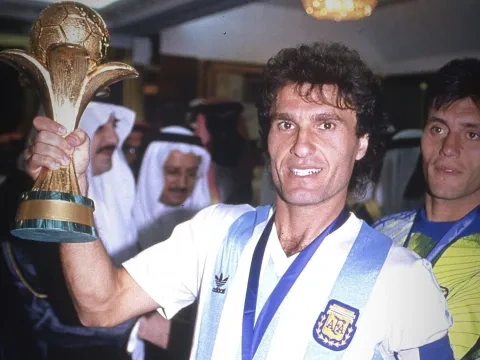 الأرجنتيني أوسكار روجيري مع كأس العالم 1986 (FIFA)