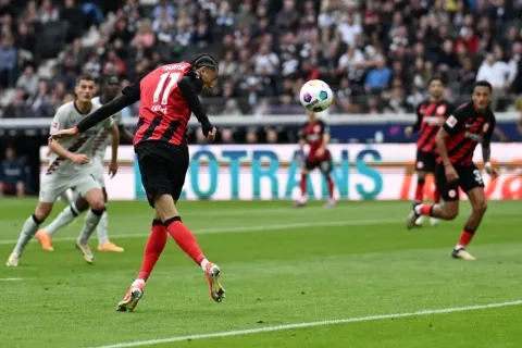 هوغو إيكيتكي سجل هدف فرانكفورت بصناعة من الجزائري فارس شايبي (Getty)