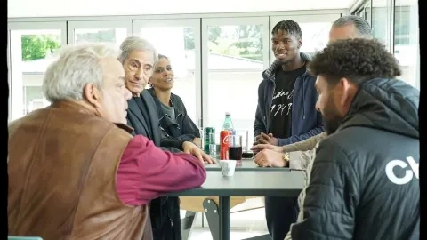 بول بوغبا في لقطة برفقة طاقم العمل لفيلم "4 أصفار" (X/@FootballTalkHQ) ون ون winwin