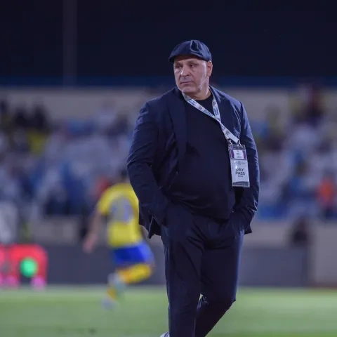 المدرب الجزائري نور الدين زكري يقود الخلود للنجاة من الهبوط في دوري روشن السعودي