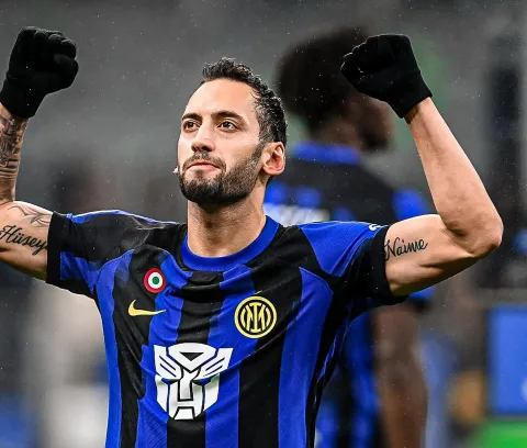 التركي هاكان تشالهان أوغلو نجم نادي إنتر ميلان الإيطالي