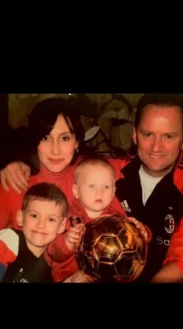 إيجور بيلانوف وأسرته مع الكرة الذهبية 