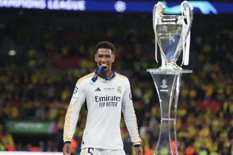 بيلينغهام مع الميدالية الذهبية وكأس دوري أبطال أوروبا 2024 (Getty)