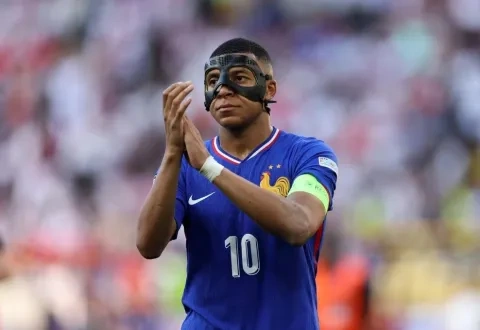 كيليان مبابي مبابي يتصدر قائمة المهددين بالإيقاف في اليورو  