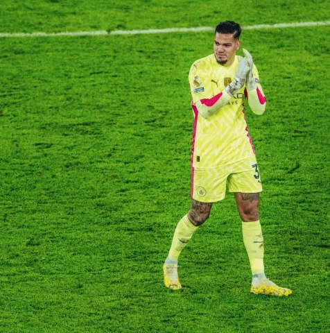 الحارس البرازيلي إيدرسون دي مورايس ينتهي عقده مع مانشستر سيتي في عام 2026 (x/ ManCity)